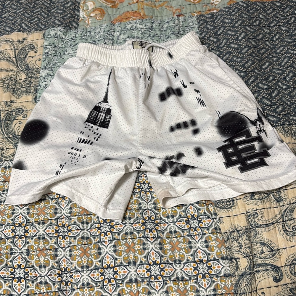 EE SHORTS 
SIZE MEDIUM